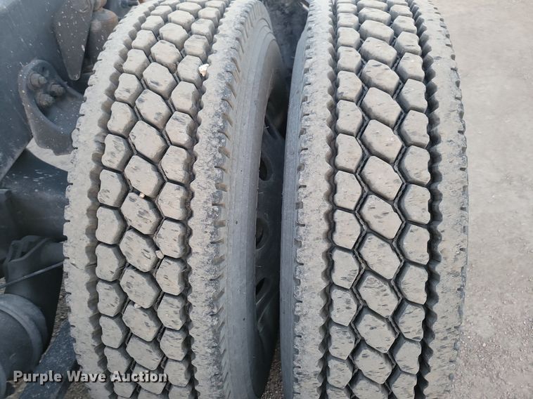 image for item MO9675 2015 Freightliner Cascadia 113  semi truck