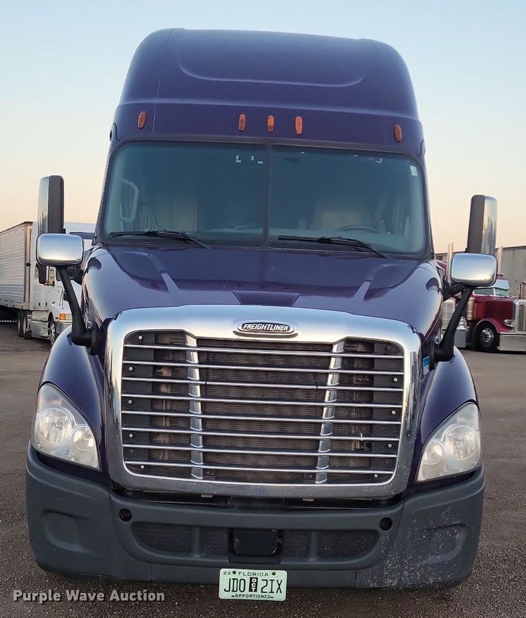 image for item MO9676 2015 Freightliner Cascadia 113  semi truck