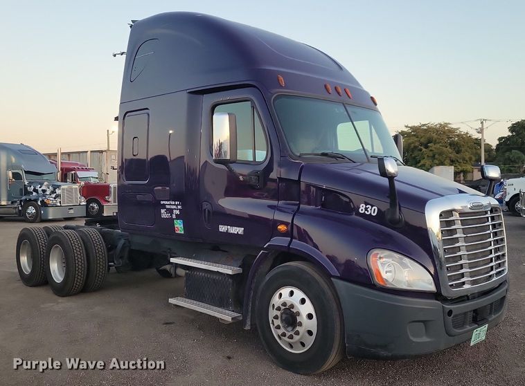 image for item MO9676 2015 Freightliner Cascadia 113  semi truck