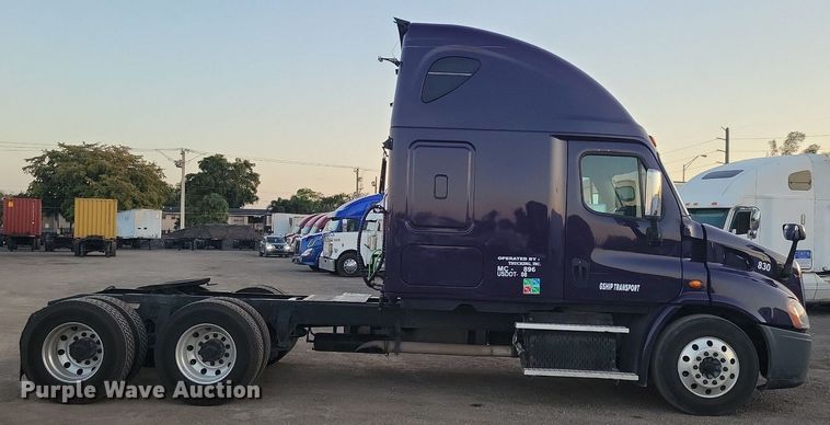 image for item MO9676 2015 Freightliner Cascadia 113  semi truck