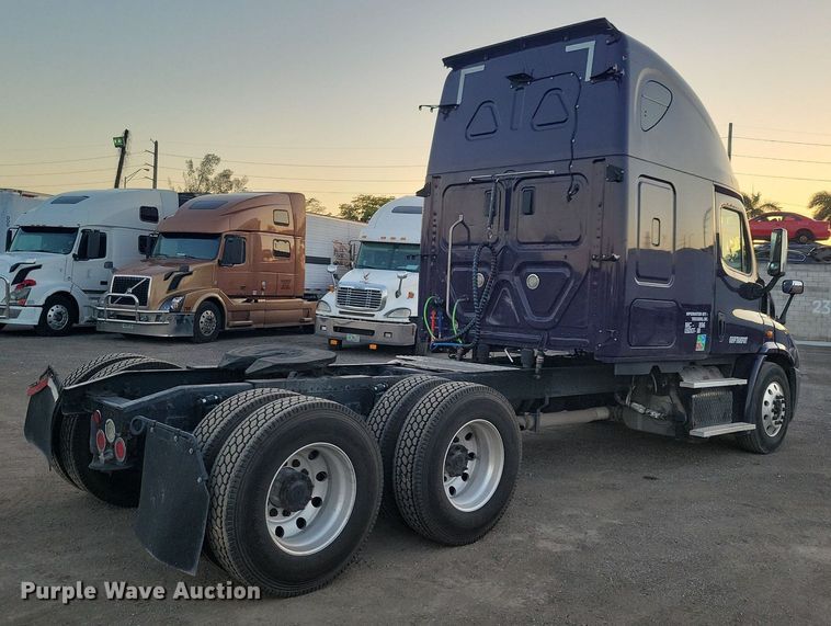 image for item MO9676 2015 Freightliner Cascadia 113  semi truck