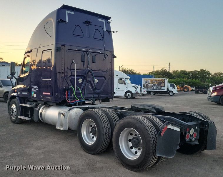 image for item MO9676 2015 Freightliner Cascadia 113  semi truck