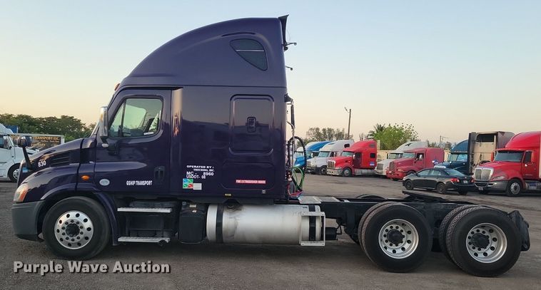 image for item MO9676 2015 Freightliner Cascadia 113  semi truck