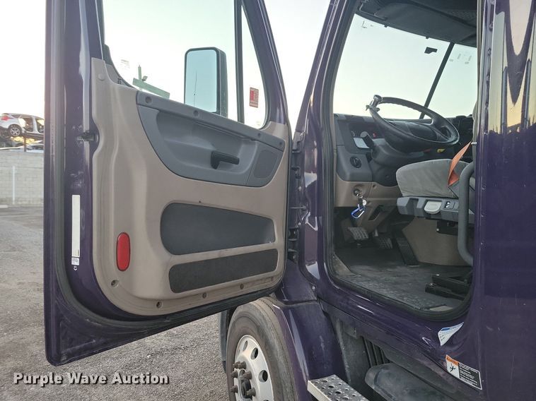 image for item MO9676 2015 Freightliner Cascadia 113  semi truck