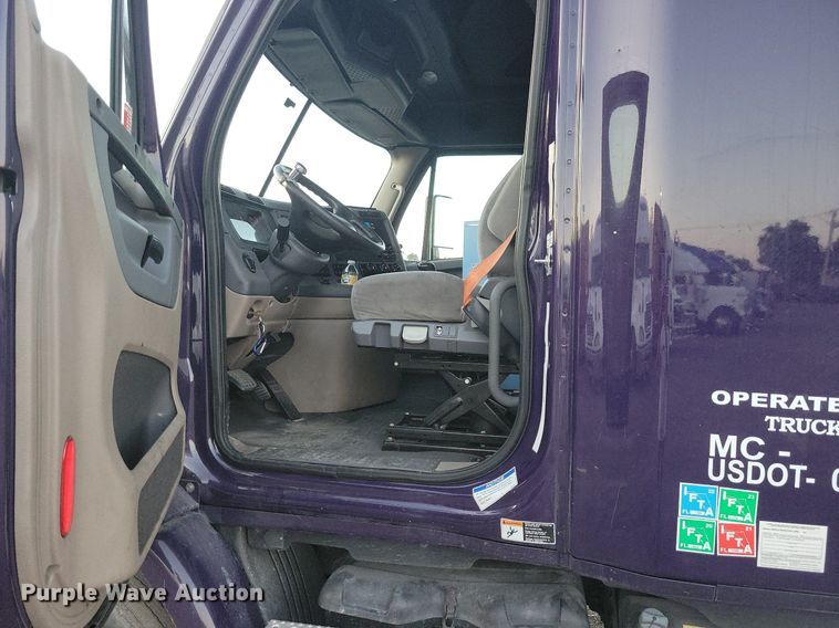 image for item MO9676 2015 Freightliner Cascadia 113  semi truck