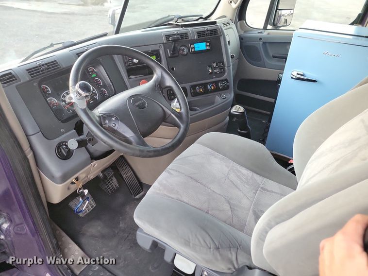 image for item MO9676 2015 Freightliner Cascadia 113  semi truck