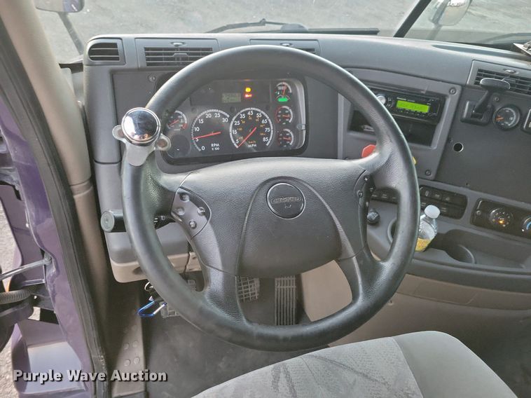 image for item MO9676 2015 Freightliner Cascadia 113  semi truck