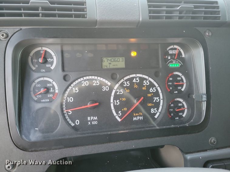 image for item MO9676 2015 Freightliner Cascadia 113  semi truck