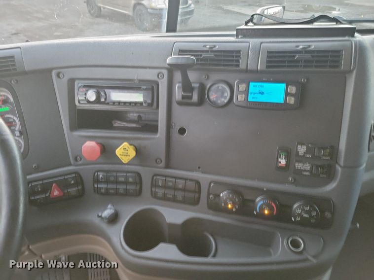 image for item MO9676 2015 Freightliner Cascadia 113  semi truck