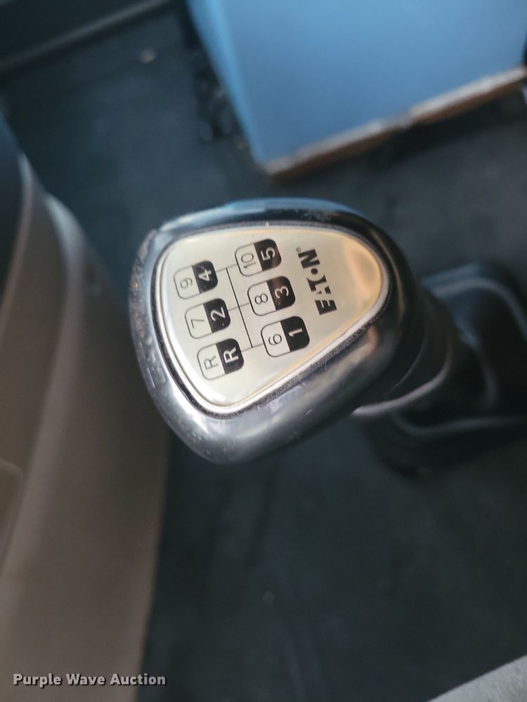 image for item MO9676 2015 Freightliner Cascadia 113  semi truck