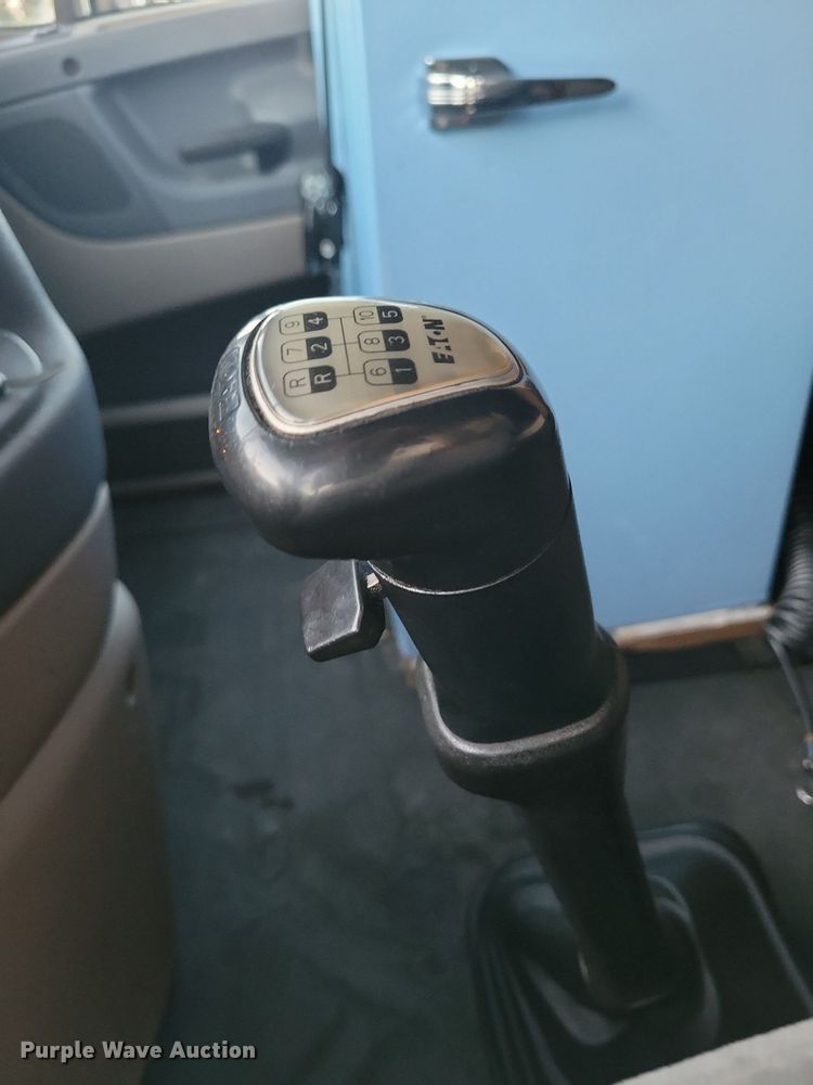 image for item MO9676 2015 Freightliner Cascadia 113  semi truck