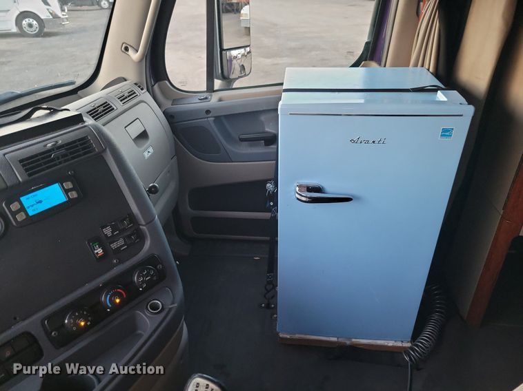 image for item MO9676 2015 Freightliner Cascadia 113  semi truck