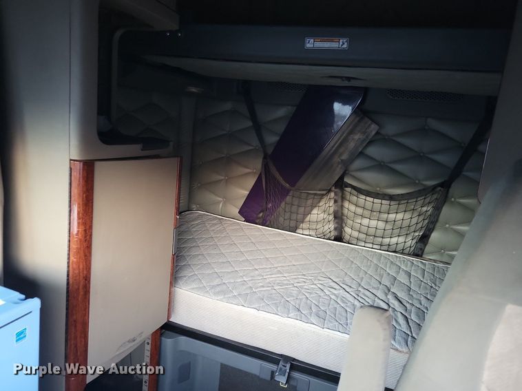 image for item MO9676 2015 Freightliner Cascadia 113  semi truck