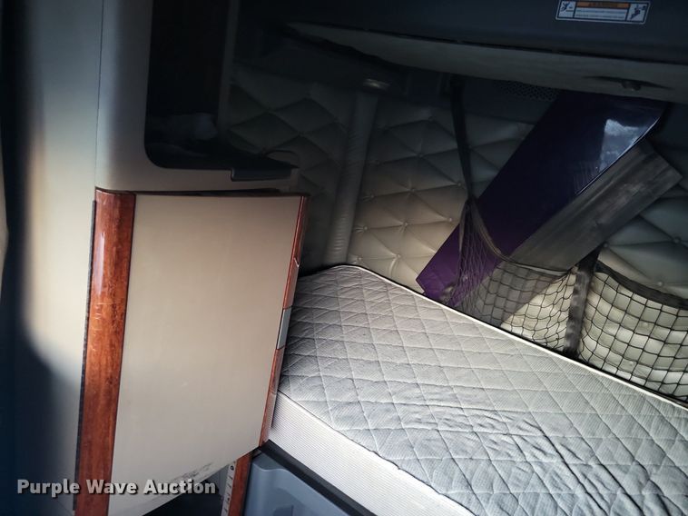 image for item MO9676 2015 Freightliner Cascadia 113  semi truck