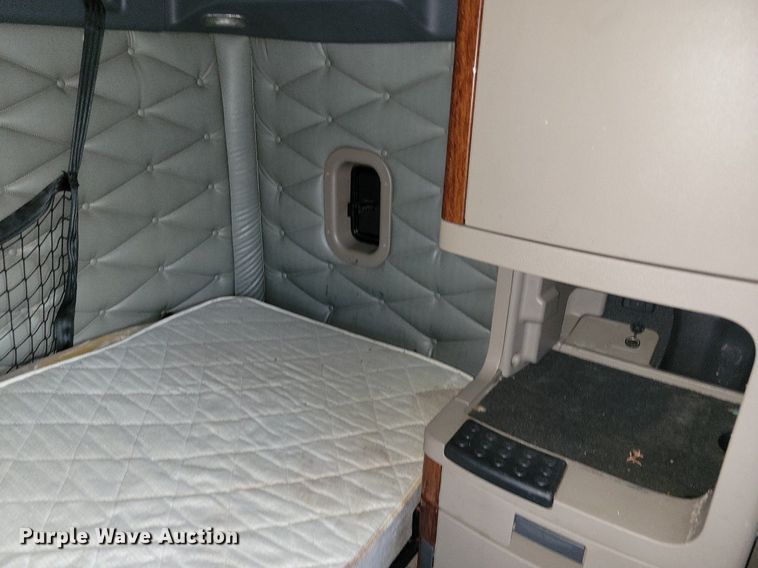 image for item MO9676 2015 Freightliner Cascadia 113  semi truck