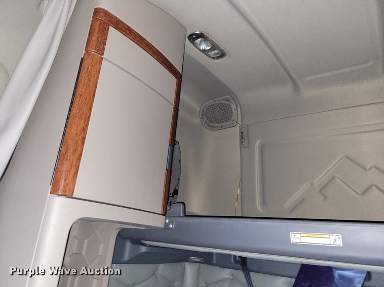 image for item MO9676 2015 Freightliner Cascadia 113  semi truck