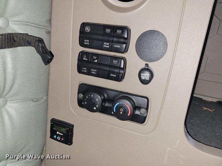 image for item MO9676 2015 Freightliner Cascadia 113  semi truck