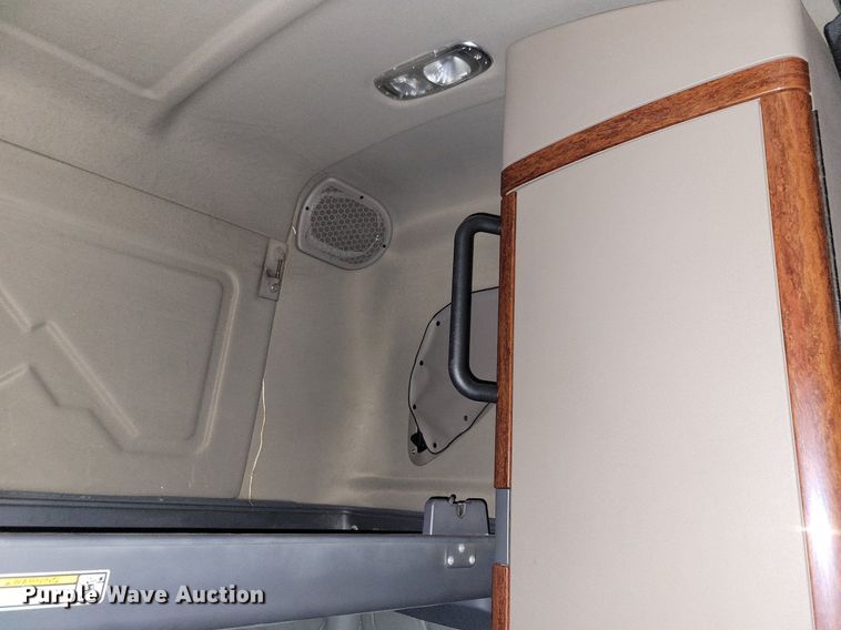 image for item MO9676 2015 Freightliner Cascadia 113  semi truck