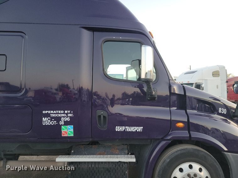 image for item MO9676 2015 Freightliner Cascadia 113  semi truck