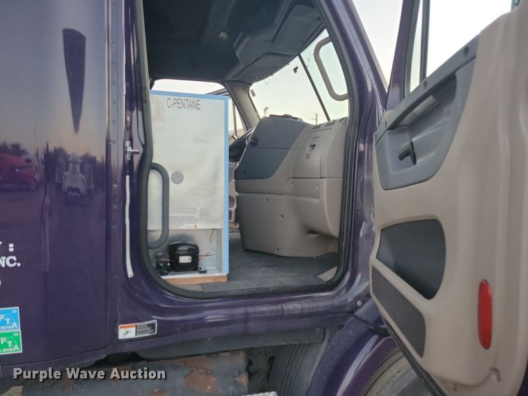 image for item MO9676 2015 Freightliner Cascadia 113  semi truck