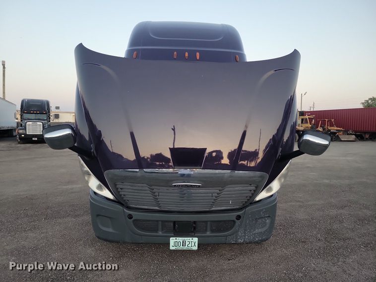 image for item MO9676 2015 Freightliner Cascadia 113  semi truck