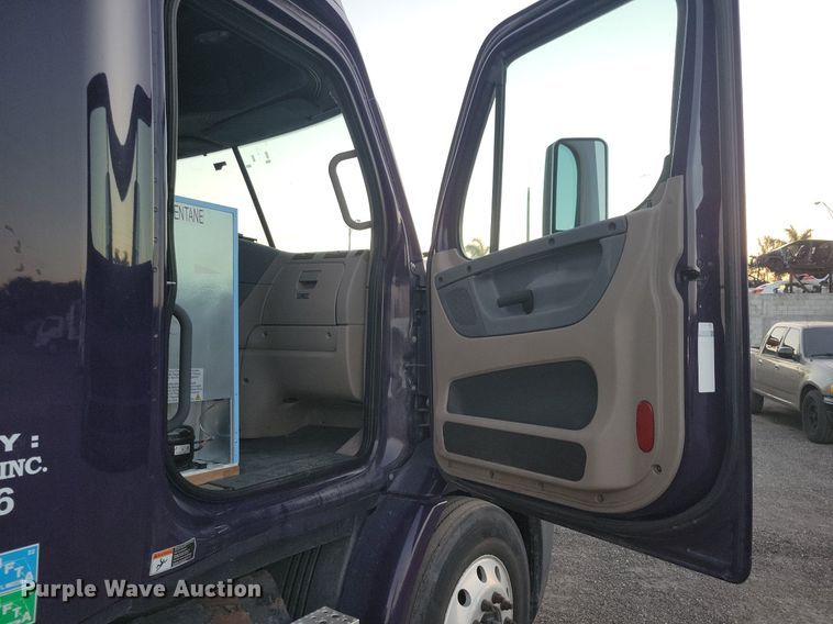 image for item MO9676 2015 Freightliner Cascadia 113  semi truck