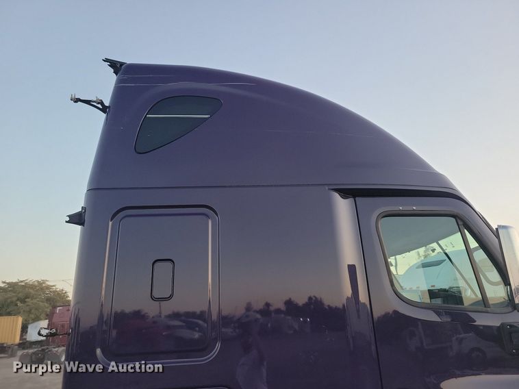 image for item MO9676 2015 Freightliner Cascadia 113  semi truck