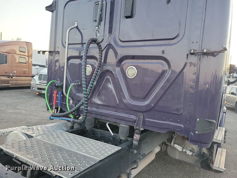 image for item MO9676 2015 Freightliner Cascadia 113  semi truck