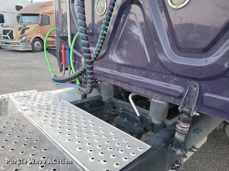 image for item MO9676 2015 Freightliner Cascadia 113  semi truck