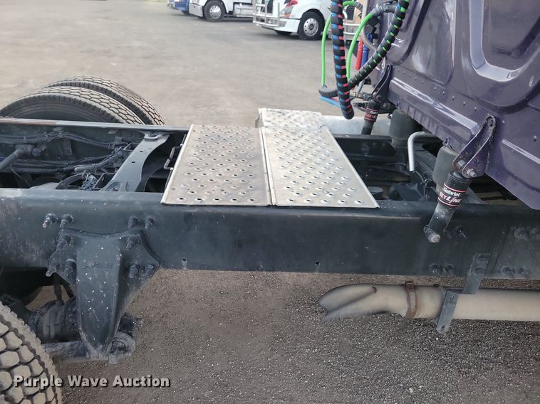 image for item MO9676 2015 Freightliner Cascadia 113  semi truck