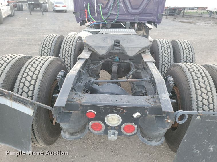 image for item MO9676 2015 Freightliner Cascadia 113  semi truck