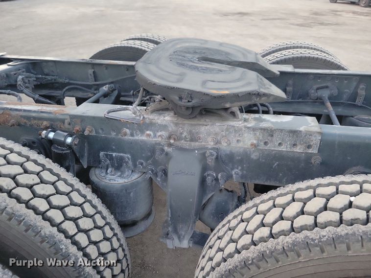 image for item MO9676 2015 Freightliner Cascadia 113  semi truck