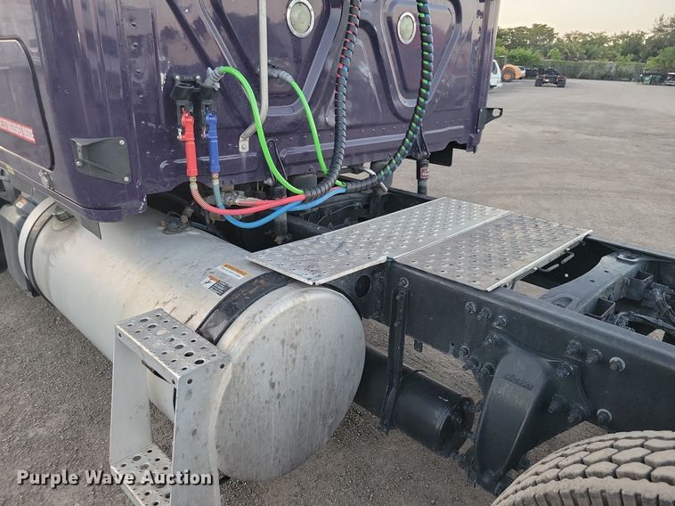 image for item MO9676 2015 Freightliner Cascadia 113  semi truck