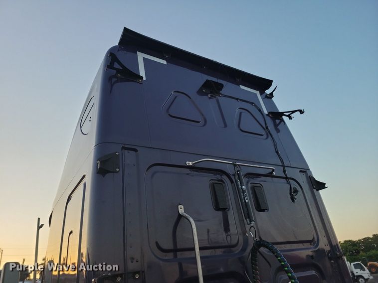 image for item MO9676 2015 Freightliner Cascadia 113  semi truck