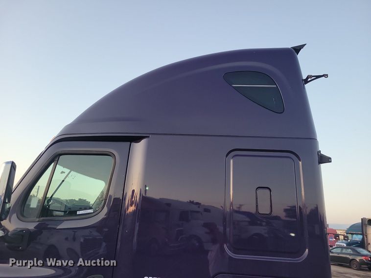 image for item MO9676 2015 Freightliner Cascadia 113  semi truck