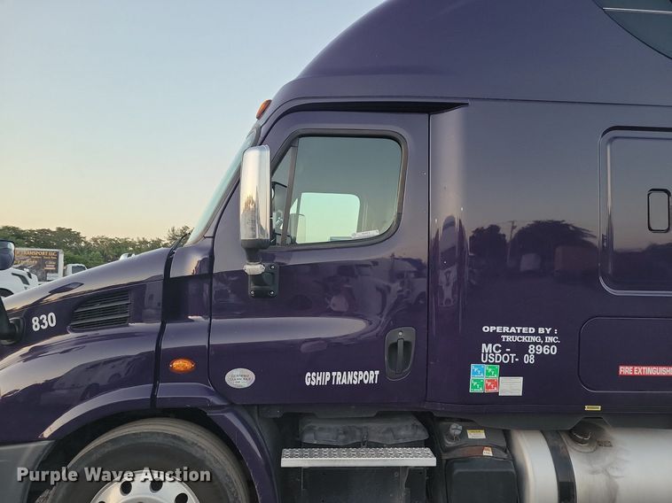 image for item MO9676 2015 Freightliner Cascadia 113  semi truck