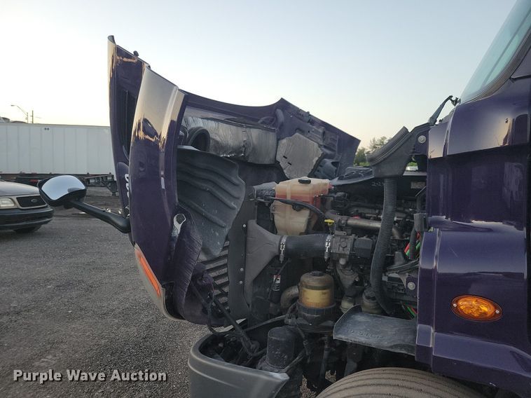 image for item MO9676 2015 Freightliner Cascadia 113  semi truck