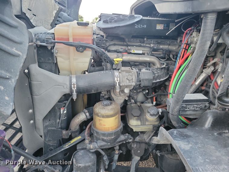 image for item MO9676 2015 Freightliner Cascadia 113  semi truck