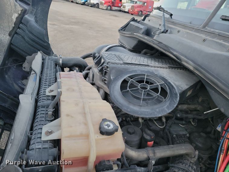 image for item MO9676 2015 Freightliner Cascadia 113  semi truck