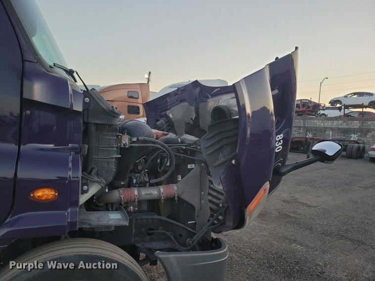 image for item MO9676 2015 Freightliner Cascadia 113  semi truck