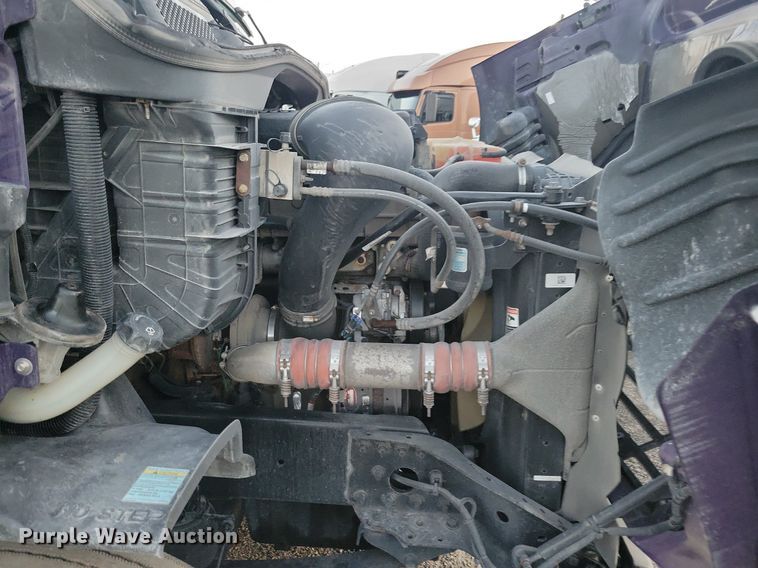 image for item MO9676 2015 Freightliner Cascadia 113  semi truck