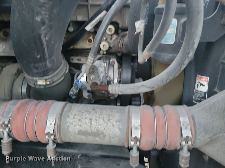 image for item MO9676 2015 Freightliner Cascadia 113  semi truck