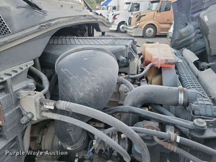 image for item MO9676 2015 Freightliner Cascadia 113  semi truck