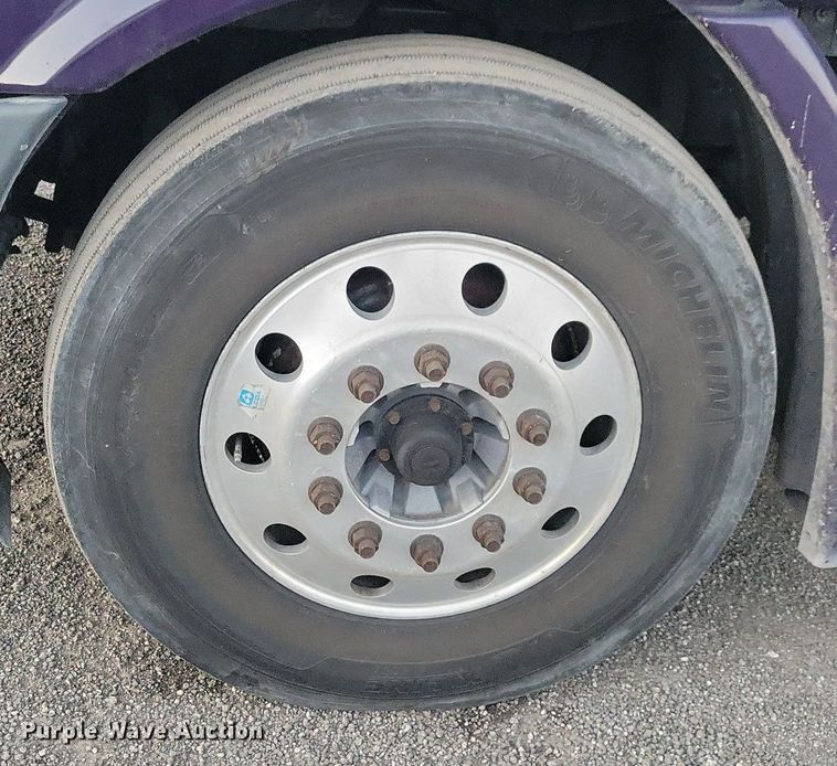 image for item MO9676 2015 Freightliner Cascadia 113  semi truck