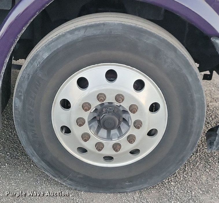 image for item MO9676 2015 Freightliner Cascadia 113  semi truck