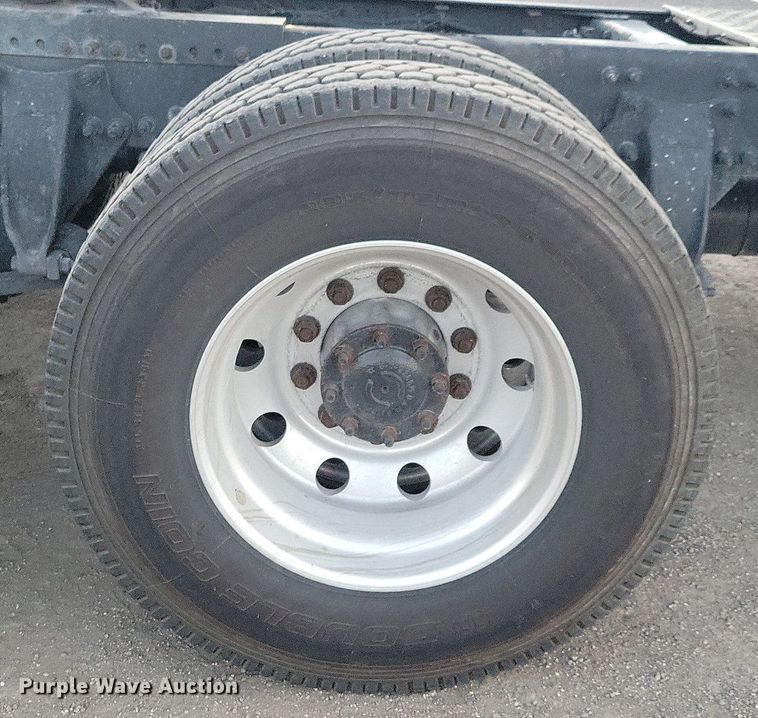 image for item MO9676 2015 Freightliner Cascadia 113  semi truck