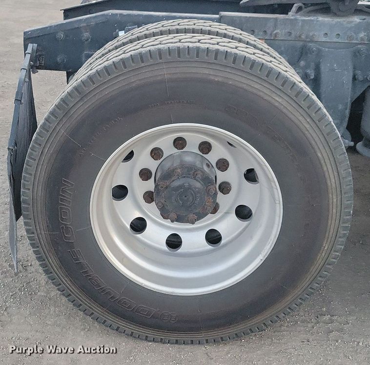 image for item MO9676 2015 Freightliner Cascadia 113  semi truck