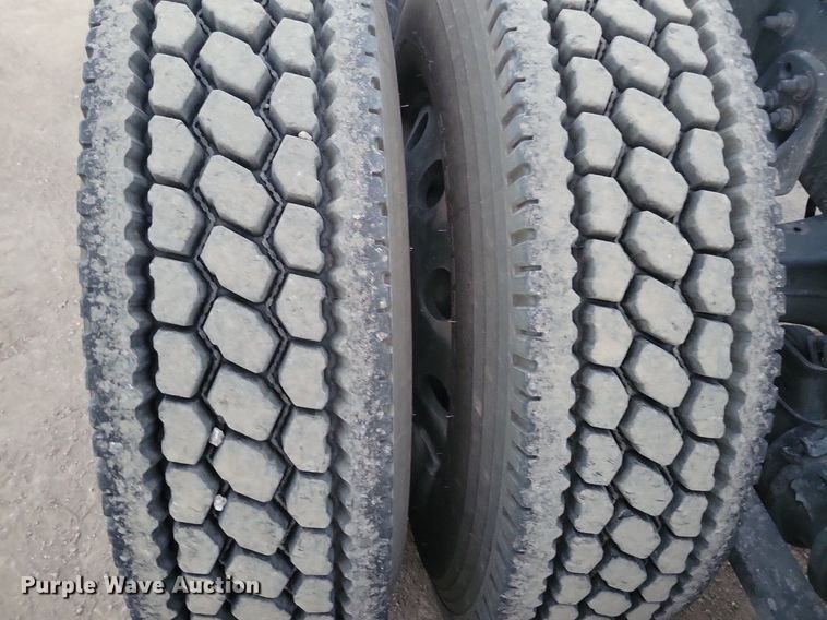 image for item MO9676 2015 Freightliner Cascadia 113  semi truck