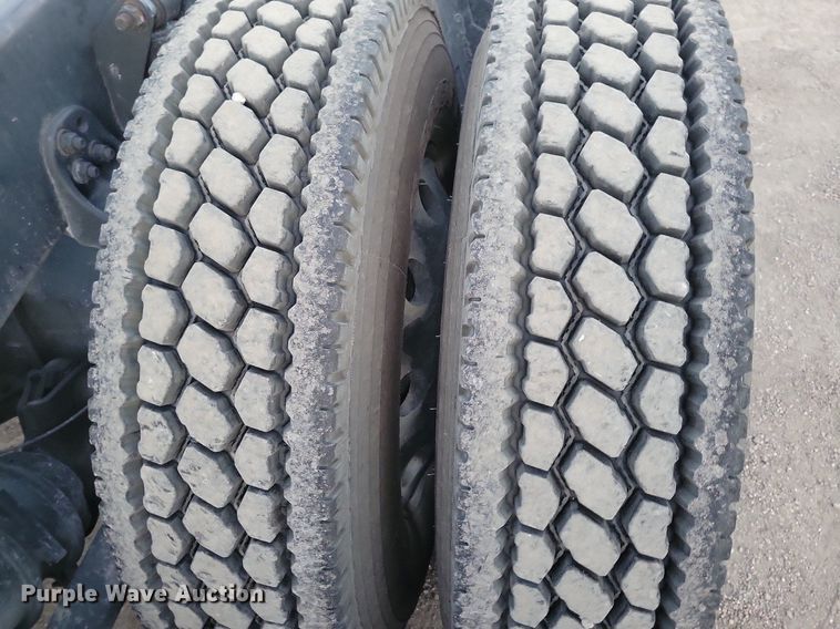 image for item MO9676 2015 Freightliner Cascadia 113  semi truck