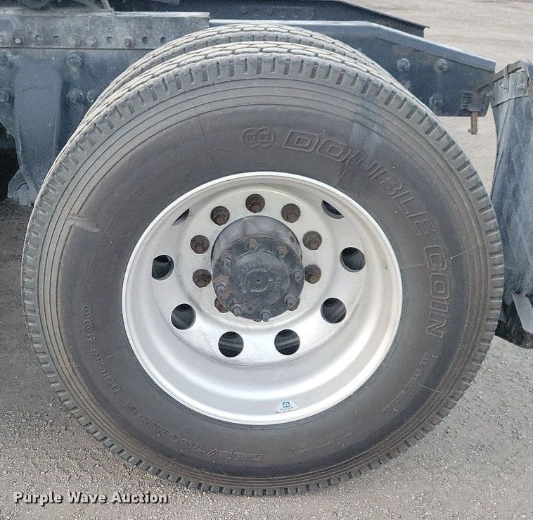 image for item MO9676 2015 Freightliner Cascadia 113  semi truck